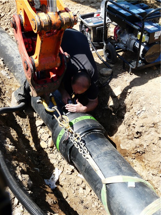 Welding the connector between the first and second 130m sections of pipe 9 June 2015